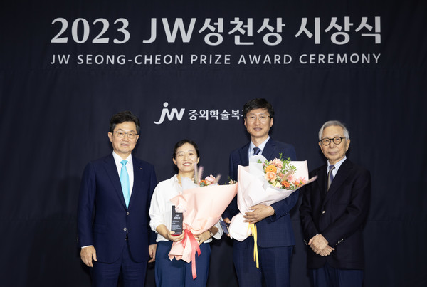  왼쪽부터 이경하 중외학술복지재단 이사장(JW그룹 회장), 김동연 씨, 안미홍 씨, 이성낙 JW성천상위원회 위원장