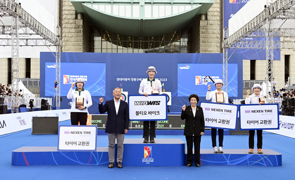 ▲정의선 대한양궁협회장(현대차그룹 회장)이 3일 열린 '현대자동차 정몽구배 한국양궁대회 2023'에서 리커브 종목 시상식을 마치고 선수들과 기념촬영을 하고 있다. [출처-현대차그룹]