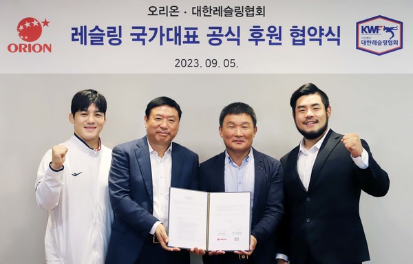 ▲지난 5일 서울시 용산구 본사에서 열린 ‘레슬링 국가대표 공식 후원 협약식’에서 참석자들이 기념사진을 찍고 있다. 왼쪽부터 김현우 선수, 이승준 오리온 대표이사, 조해상 대한레슬링협회장, 남경진 선수.