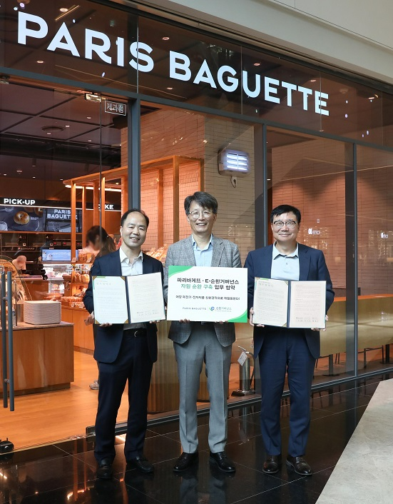 ▲파리바게뜨가 5일 경기도 성남시 랩 오브 파리바게뜨에서 E-순환거버넌스와 매장의 폐전기·전자제품들을 친환경적으로 재활용하는 업무 협약을 체결했다. 왼쪽부터 유승환 파리바게뜨 마케팅개발 BU장, 장인문 파리바게뜨 가맹점주협의회장, 정덕기 E-순환거버넌스 이사장이 기념사진을 촬영하고 있다.