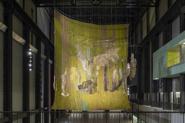 ▲현대 커미션: 엘 아나추이: Behind the Red Moon 전시 전경, 출처: Hyundai Commission: El Anatsui: Behind the Red Moon, Installation View, Photo ©Tate (Joe Humphrys)