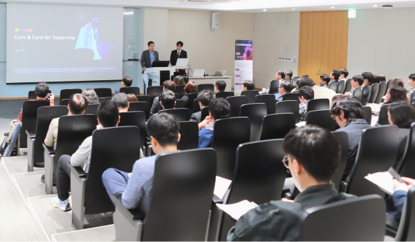 ▲한준희 C&GT 부문장이 CDMO 네트워크 데이에서 회사 소개를 하고 있다.