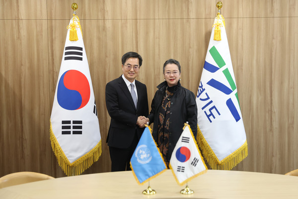 김동연 경기도지사(왼쪽), UN ESCAP 아미다 살시아 엘리스자바나 사무총장