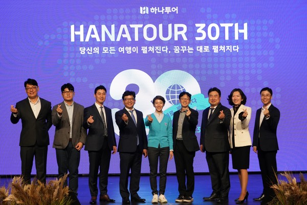 ▲송미선 대표(왼쪽에서 다섯 번째)가 임원들과 함께 사진 촬영을 하고 있다.