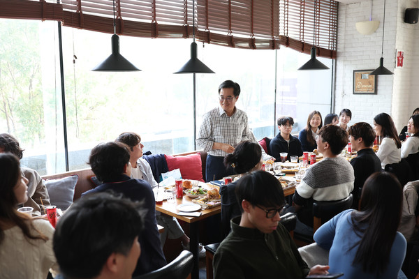  2일 중국 칭화대 인근에서 김동연 경기도지사와 칭화대 한국유학생회가 간담회를 하고 있다