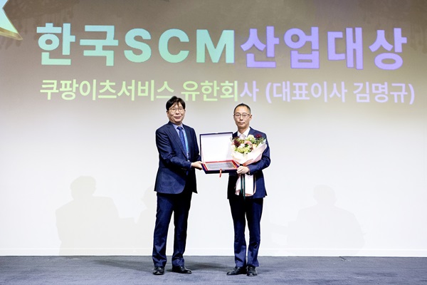 ▲ (왼쪽부터) 한현수 한국SCM학회 회장, 김명규 쿠팡이츠서비스 대표
