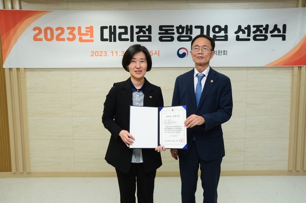 ▲지난 11월30일 한국공정거래조정원 대회의실에서 열린 ‘2023년 대리점 동행기업 선정식’에서 조홍선 공정거래위원회 부위원장(오른쪽)과 박은영 대상 식품BU장이 기념 촬영하고 있다.