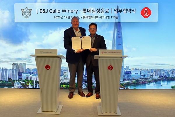 ▲ 지난 4 일 잠실 롯데월드타워에서 롯데칠성음료 박윤기 대표이사(오른쪽)와 E. &amp; J. GALLO 빌 로버츠(Bill Roberts) 부회장이 ‘글로벌 파트너십 강화를 위한 업무 협약’을 맺고 기념사진을 찍고 있다.