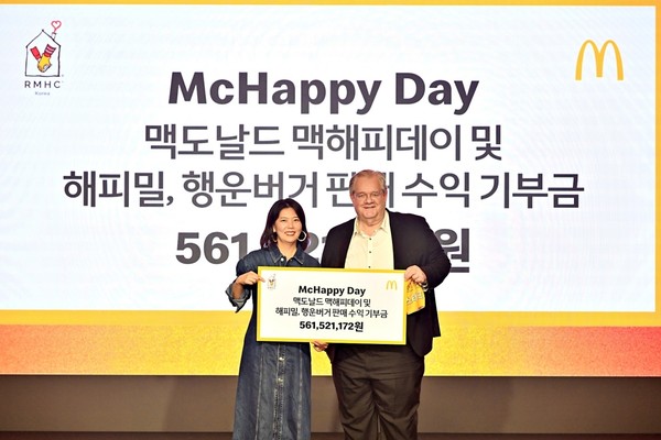 ▲한국맥도날드가 지난 14일 연례 자선 바자회 행사인 ‘맥해피데이(McHappy Day)’를 진행하고 한국RMHC에 역대 최대 금액인 약 5억 6천 1백만 원의 기부금을 전달했다. 김기원 한국맥도날드 대표이사(왼쪽)와 제프리 존스 한국RMHC 회장이 기념사진을 찍고 있다.