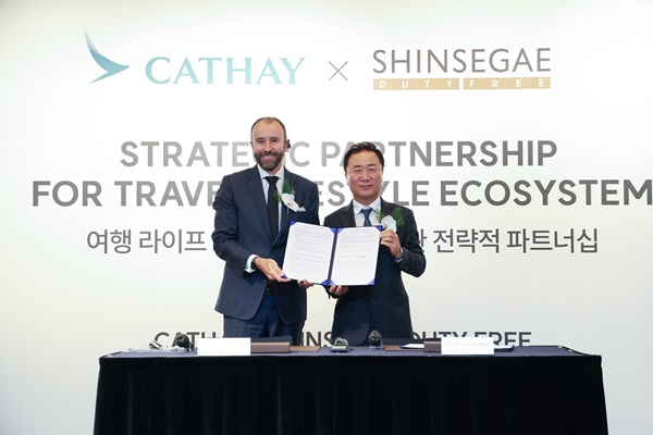 ▲유신열 신세계디에프 대표이사(오른쪽), 폴 스미튼(Paul Smitton) 캐세이 아시아마일즈CEO
