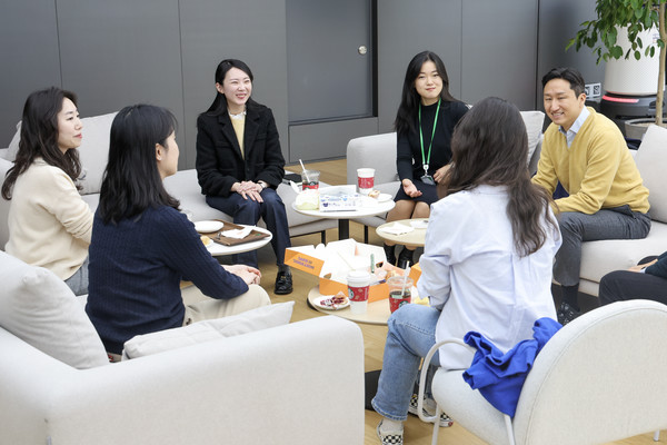 최근 사내어린이집에 자녀를 등원시키는 여성 직원들과 간담회를 가진 HD현대 정기선 부회장(오른쪽)