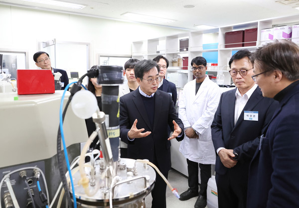 8일 오전 경기바이오센터 내에 입주기업을 방문한 김동연 경기도지사(사진 가운데)