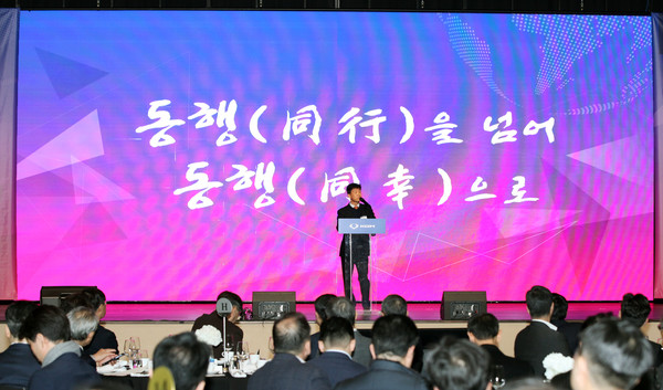 ▲지난 24일 열린 KGM 2024년 파트너스 데이에서 엄기민 사장이 환영사를 하고 있다.