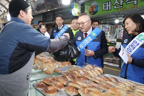 황주호 사장(오른쪽 두 번째)