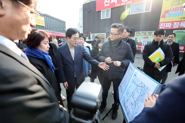 왼쪽부터 정춘숙 국회의원, 김동연 경기도지사