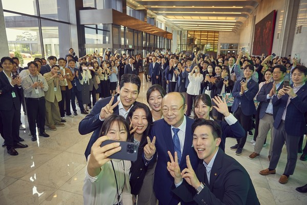 한화금융 임직원 200여명이 김승연 회장을 환송하고 있다