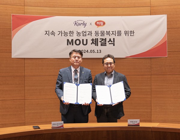 ▲지난 13일 하림타워에서 하림과 컬리가 지속가능한 농업과 동물복지를 위한 업무협약을 맺었다.  협약식에 참석한 조현성 하림 사육사업 대표(왼쪽)와 최재훈 컬리 부사장이 기념사진을 촬영하고 있다.