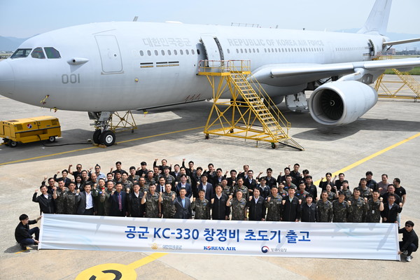 ▲대한항공 항공우주사업본부는 22일 오전 부산광역시 강서구 대한항공 테크센터에서 KC-330 창정비 초도기 출고식을 열었다. 출고식에 참석한 관계자들이 기념사진을 촬영하는 있다
