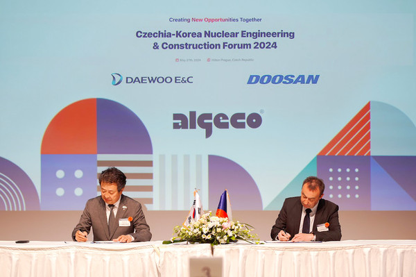 ▲ 백정완 대우건설 대표(사왼쪽)과 현지 업체 Algeco, Lukas Zahradnik Sales Director(알게코, 루카스 자하라니크 영업이사)가 27일 체코 프라하에서 업무협약을 체결하고 있다.