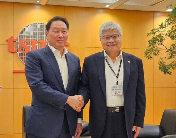 최태원 SK 그룹 회장(왼쪽)과 TSMC 웨이저자 회장