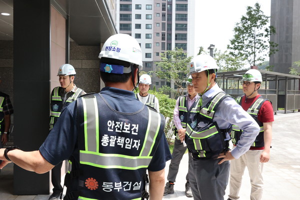 현장 안전점검을 진행 중인 윤진오 동부건설 대표
