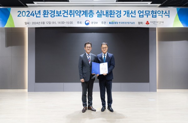 ▲김진민 코웨이 에어케어개발실장(오른쪽), 임상준 환경부차관
