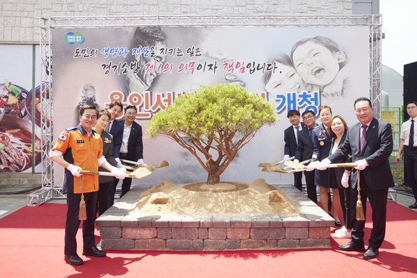 김동연 경기도지사(왼쪽)와 국회의원, 도의원, 지역주민 등과 함께 기념식수를 하고 있다.