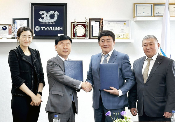 ▲한진 조현민 사장(왼쪽부터), 노삼석 사장, 몽골 투신그룹 저릭트 남스라이자브(ZORIGT NAMSRAIJAV) 사장