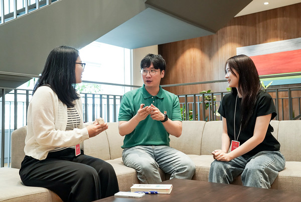 ▲'십시일방' 이호영 대표, 비씨카드 홍보팀 이수진 사원, 비씨카드 바로카드팀 김소현 대리가 자립준비청년 지원 사업에 대해 회의 중이다.