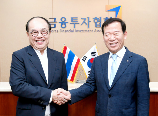 ▲(왼쪽부터) 키티퐁 우라피파나퐁 태국증권거래소 이사장, 서유석 금융투자협회장.