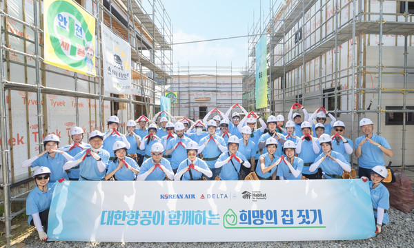 ▲대한항공과 델타항공 임직원 33명은 지난 14일 충청남도 천안시 성거읍 석교리에서 소외된 이웃에게 새로운 보금자리를 마련해주는 ‘희망의 집짓기’ 봉사활동을 펼쳤다.