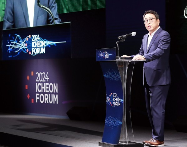 유영상 SK텔레콤 사장이 19일 개막한 '2024 이천포럼'에서 오프닝 스피치를 하고있다