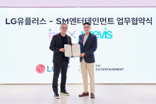 ▲LG유플러스 정수헌 컨슈머부문장(왼쪽), SM엔터테인먼트 탁영준 대표(오른쪽)가 협약식 후 기념촬영을 하고 있다.