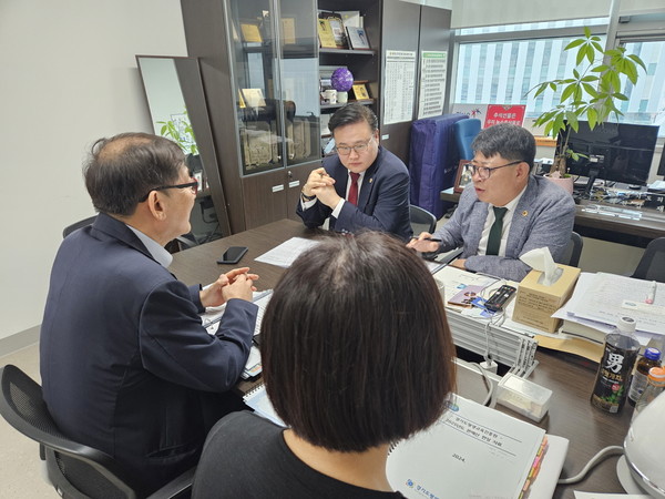 ▲김재훈 의원(오른쪽 끝)이 경기도 관계자들과 평생교육 사업에 대해 논의하고 있다