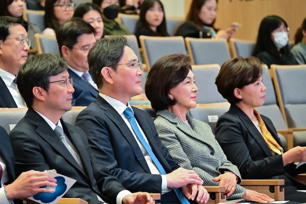 ▲(왼쪽부터) 김영태 서울대병원장, 이재용 삼성전자 회장, 홍라희 전 리움미술관장, 최은화 소아암ㆍ희귀질환지원사업단장