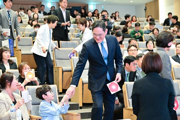 ▲이재용 삼성전자 회장이 환아와 인사를 나누는 모습