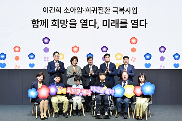 ▲ (뒷줄 왼쪽부터) 이재용 삼성전자 회장, 홍라희 전 리움미술관장, 김영태 서울대병원장, 김용태 국회의원, 박중신 서울대병원 진료부원장, 최은화(앞줄 왼쪽) 소아암ㆍ희귀질환 지원사업단장