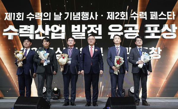 수력산업 발전 공로 산업통상자원부 장관 표창을 대리 수상한 효성중공업 전상익 상무(오른쪽에서 두번째)