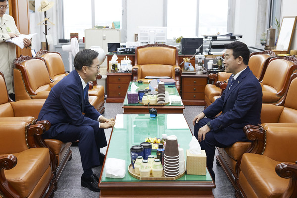 김동연 경기도지사(왼쪽), 박정 국회 예산결산특별위원장