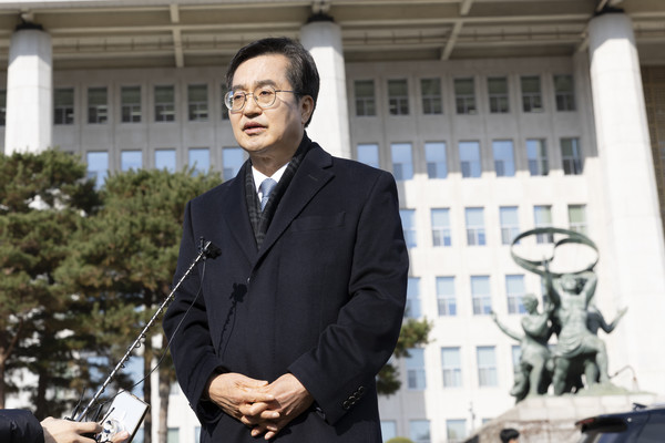 4일 국회 시국대회 전 백브리핑에 나선 김동연 경기도지사