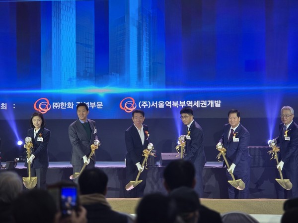 12일 진행한 서울역 북부역세권 개발 사업 착공식에 참석한 오세훈(왼쪽에서 두번째) 서울시장과 김승모(왼쪽에서 세번째) 한화건설 부문 대표가 기념 세레머니를 하고 있다.    