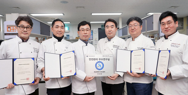 ▲서울시 성동구 신세계푸드 R&D센터에서 공병천 R&D담당(왼쪽에서 세번째)을 비롯한 관계자들이 과학기술정보통신부의 ‘안전관리 우수연구실’ 인증서를 들고 기념촬영을 하고 있다.