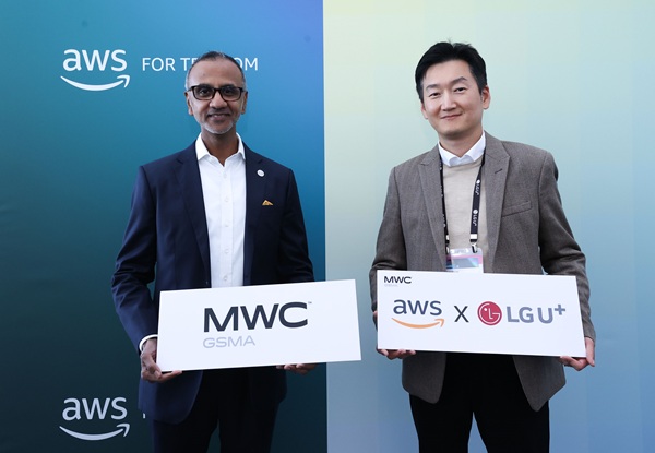 ▲LG유플러스 권용현 기업부문장(오른쪽)과 AWS 젠스 나가라잔 아시아태평양 및 일본 통신 사업 총괄