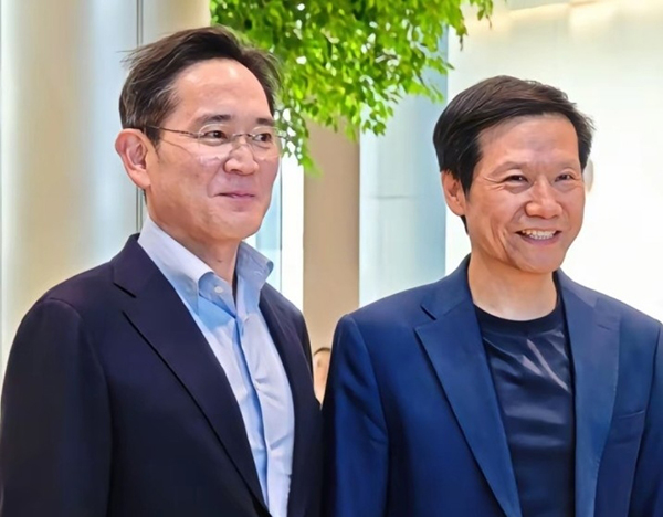 미▲이재용 삼성전자 회장(왼쪽)이 지난 3월 중국 출장에서 레이 쥔 샤오미 회장과 만나 기념사진을 촬영하고 있다.