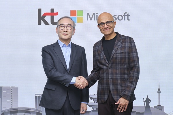 ▲김영섭 KT 대표(왼쪽), 사티아 나델라 마이크로소프트 CEO 겸 이사회 의장
