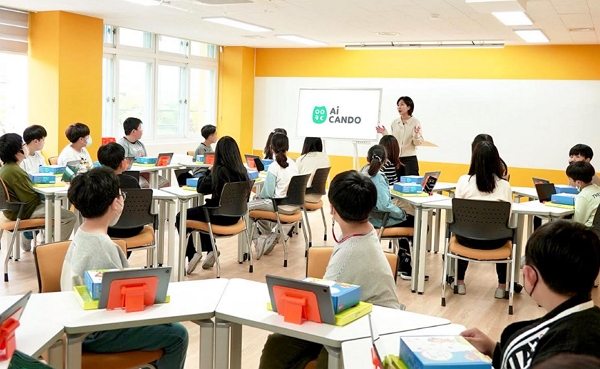 ▲초등학생들이 '에듀테크 교실'에서 수업을 듣고 있다.