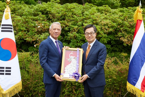 ▲김동연 경기도지사(오른쪽)과 피팟 라차낏쁘라칸 태국 노동부 장관 