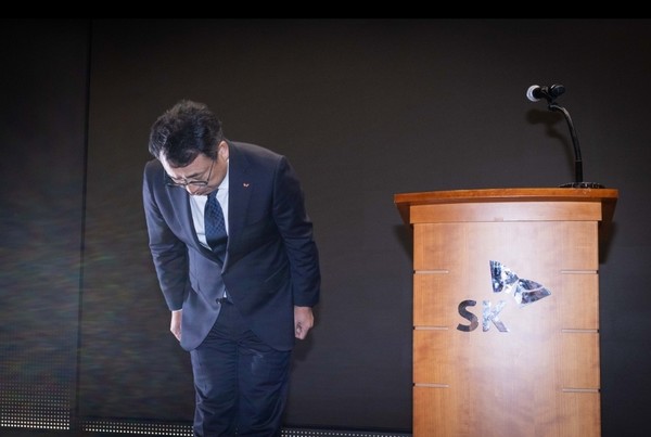 ▲유영상 SK텔레콤 대표이사가 지난 2일 오전 서울 중구 SK텔레콤 T타워에서 열린 사이버 침해 관련 일일 브리핑에서 고개 숙여 사과하고 있다.