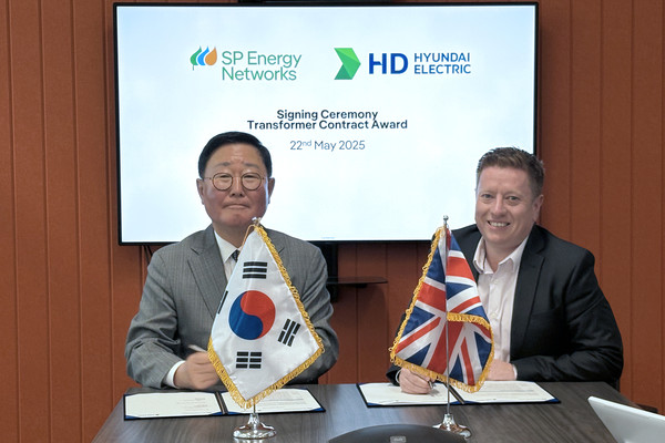 ▲현지시간 22일(목) 스코틀랜드 ‘에스피 에너지 네트웍스(SP Energy Networks)’ 본사에서 HD현대일렉트릭 조석 부회장(사진 왼쪽)과 에스피 에너지 네트웍스 에디 멀홀랜드 기술총괄이사가 400킬로볼트(kV)급 초고압 변압기 4대에 대한 공급계약을 체결했다.