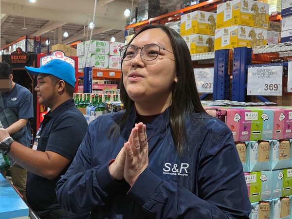 ▲S&R 구매담당자 니코 씨가 취재진에게 설명하고 있다.
